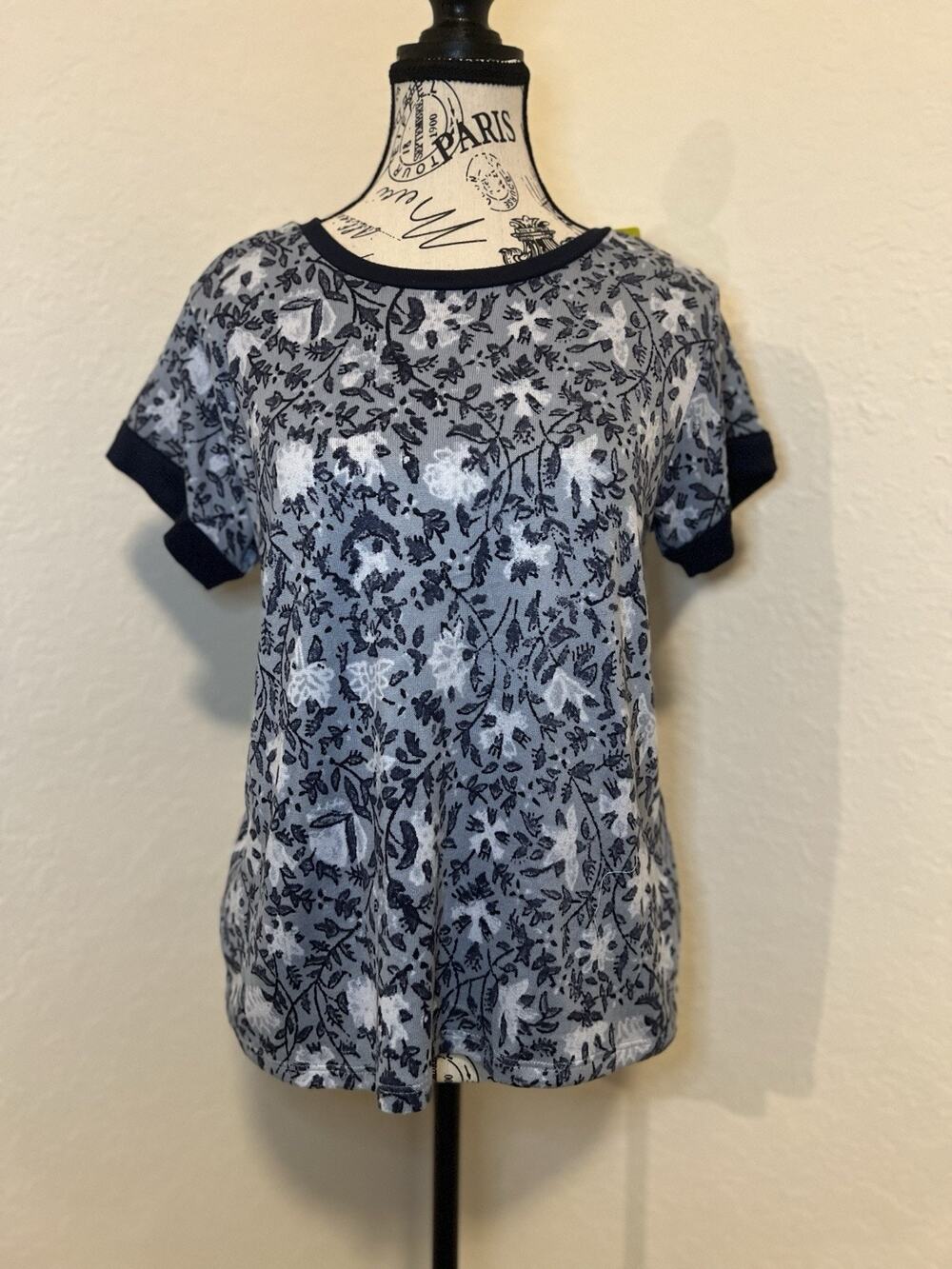 Lucky Brand Women's Blue Floral Print Blouse NWT Size Small Short Sleeve Casual